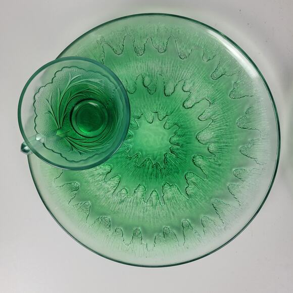 Vintage Indiana Glass Sunburst Snack Plates Tea Cups Green 9" 4-piece Set - Picture 7 of 16